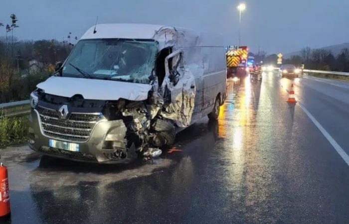 Espectacular colisión entre un camión pesado y una furgoneta en la RD 520