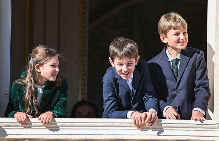 La princesa Carolina, feliz abuela con sus siete nietos en el balcón del palacio principesco