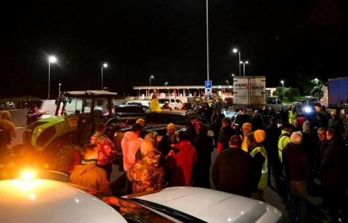 Un convoy en camino a bloquear la frontera franco-española.