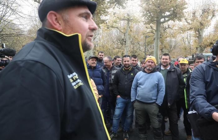 Purines, llantas, heno podrido, Coordinación Rural ataca edificios estatales