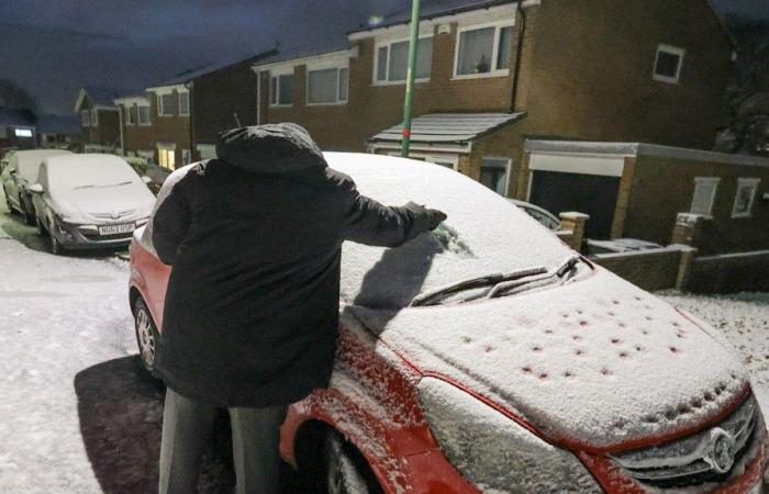 Las escuelas cierran y los británicos luchan contra capas de nieve mientras las temperaturas caen a -8 ° C y caen otras 8 pulgadas, lo que provoca una matanza en los viajes