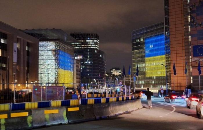 Bruselas se viste con los colores de Ucrania para conmemorar el día 1.000 de la invasión rusa