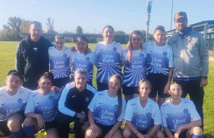 El club de fútbol amateur Ensérune FC del Hérault equipado con camisetas profesionales