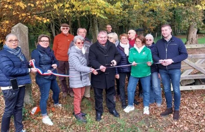 Bagnoles-de-l’Orne-Normandía. Los funcionarios electos y los excursionistas inauguran el camino de Laumondière. Deporte