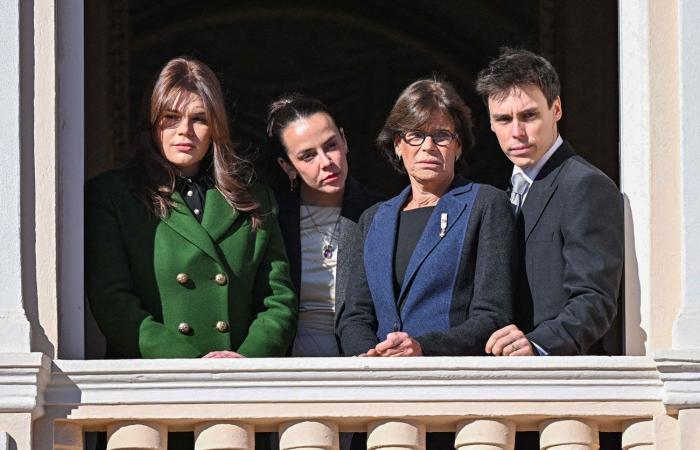 Jacques y Gabriella de Mónaco en el balcón con Alberto II y Charlene para asistir al desfile militar, incluida la Guardia Republicana