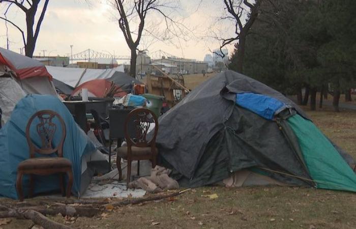 Personas sin hogar: desmantelamiento del campamento de la calle Notre-Dame el jueves