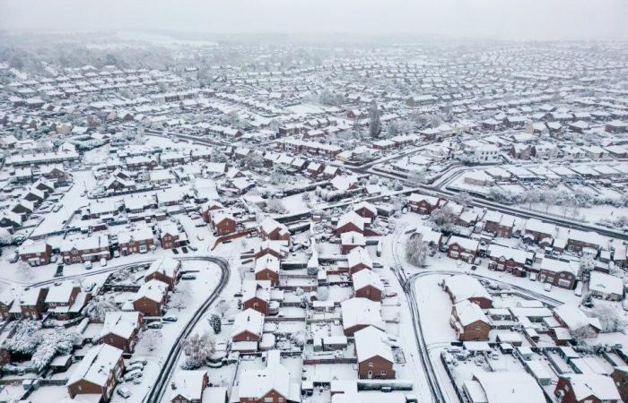 Las escuelas cierran y los británicos luchan contra capas de nieve mientras las temperaturas caen a -8 ° C y caen otras 8 pulgadas, lo que provoca una matanza en los viajes