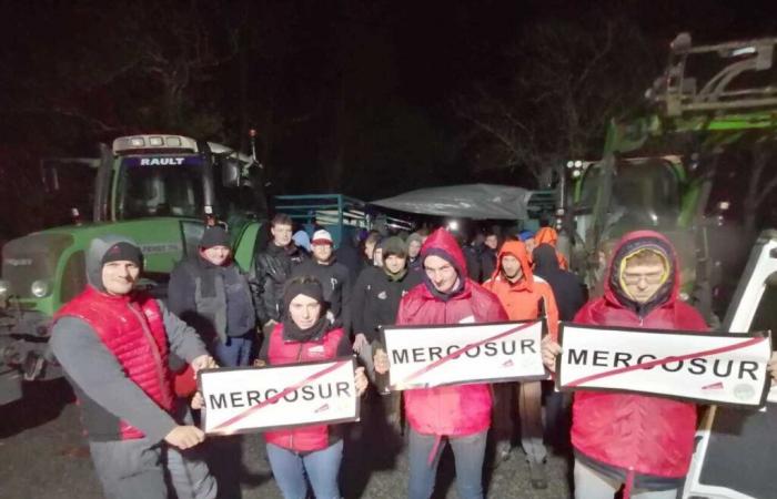 Un centenar de agricultores del Canal instalan radares frente al mar para decir “No al Mercosur”