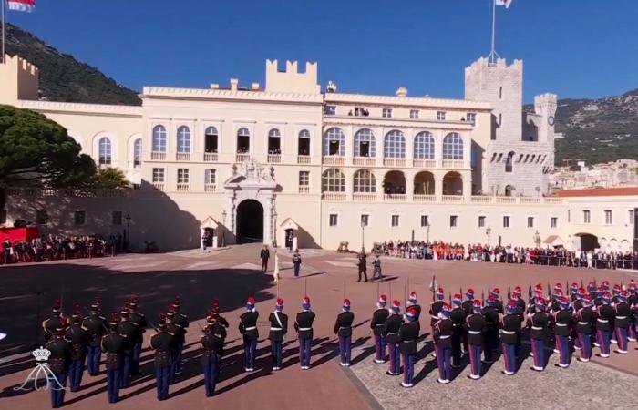 Jacques y Gabriella de Mónaco en el balcón con Alberto II y Charlene para asistir al desfile militar, incluida la Guardia Republicana