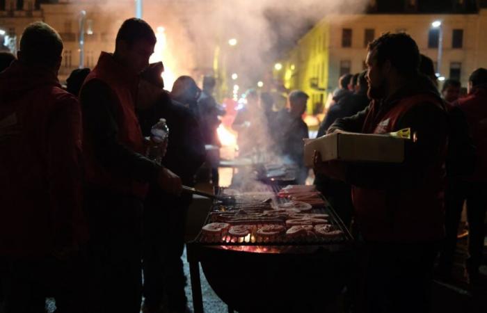 En Dordoña, los agricultores organizan una barbacoa para concienciar sobre el acuerdo con Mercosur