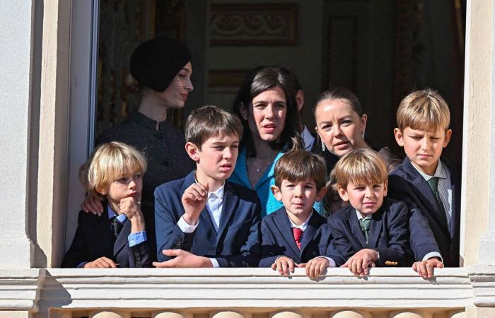 La princesa Carolina, feliz abuela con sus siete nietos en el balcón del palacio principesco