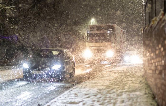 Las escuelas cierran y los británicos luchan contra capas de nieve mientras las temperaturas caen a -8 ° C y caen otras 8 pulgadas, lo que provoca una matanza en los viajes