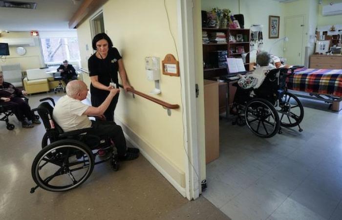 Cuidados de larga duración: pacientes enviados a sus casas sin entender el idioma