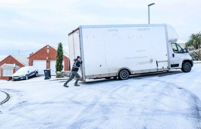 Las escuelas cierran y los británicos luchan contra capas de nieve mientras las temperaturas caen a -8 ° C y caen otras 8 pulgadas, lo que provoca una matanza en los viajes