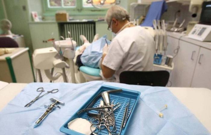 “Llamé a 60 consultorios”, “Me voy a Marsella”… Sin dentista, pacientes indigentes del Finisterre