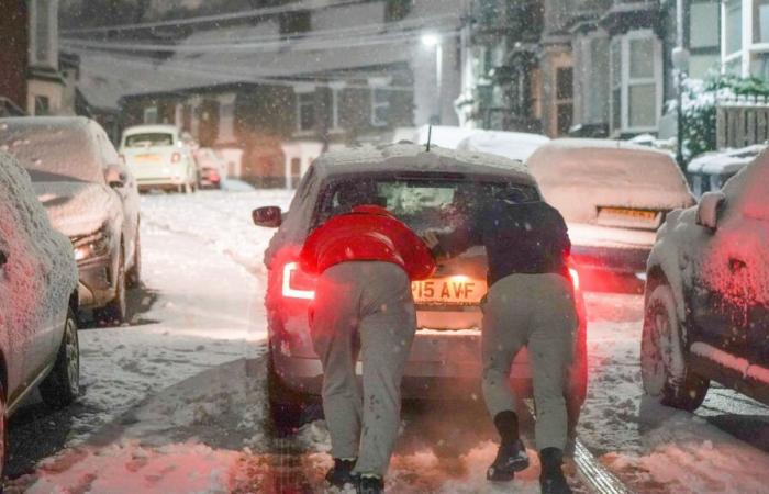 Las escuelas cierran y los británicos luchan contra capas de nieve mientras las temperaturas caen a -8 ° C y caen otras 8 pulgadas, lo que provoca una matanza en los viajes