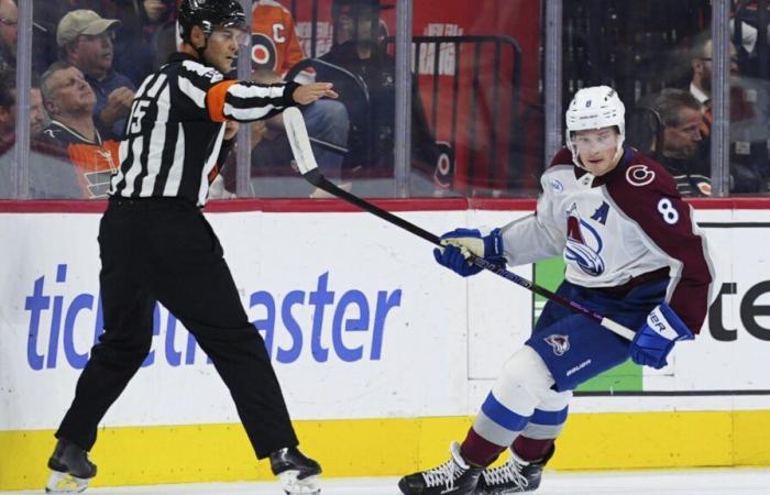 Makar anota 2 goles para que Colorado supere a los Flyers 3-2 en un juego empañado por un árbitro lesionado