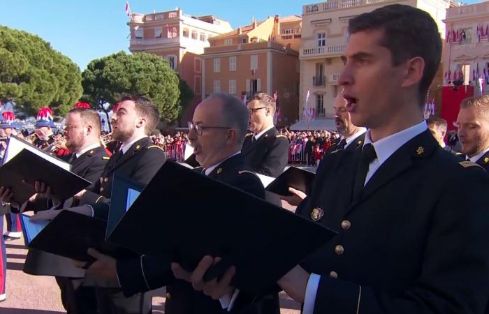 Jacques y Gabriella de Mónaco en el balcón con Alberto II y Charlene para asistir al desfile militar, incluida la Guardia Republicana