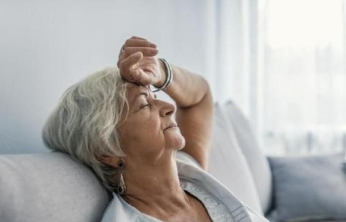 ¿Tiendes a quedarte dormido durante el día? Esto puede estar relacionado con el síndrome previo a la demencia.