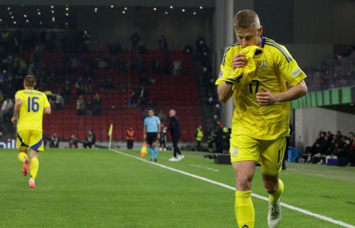 VIDEO. 1.000 días de guerra en Ucrania: la discreta celebración de Oleksandr Zinchenko con una camiseta especial tras su gol