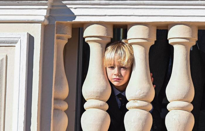 La princesa Carolina, feliz abuela con sus siete nietos en el balcón del palacio principesco