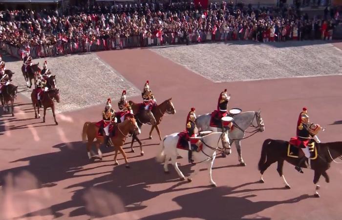 Jacques y Gabriella de Mónaco en el balcón con Alberto II y Charlene para asistir al desfile militar, incluida la Guardia Republicana