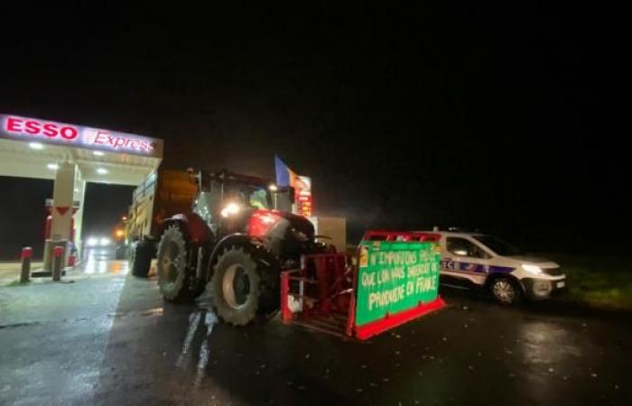 Los tractores arrojan estiércol frente a la prefectura de las Ardenas.