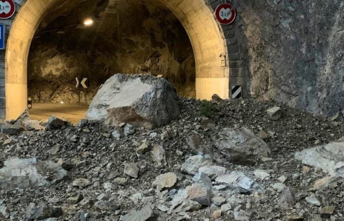 Un deslizamiento de tierra corta la carretera entre Sierre y Val d’Anniviers