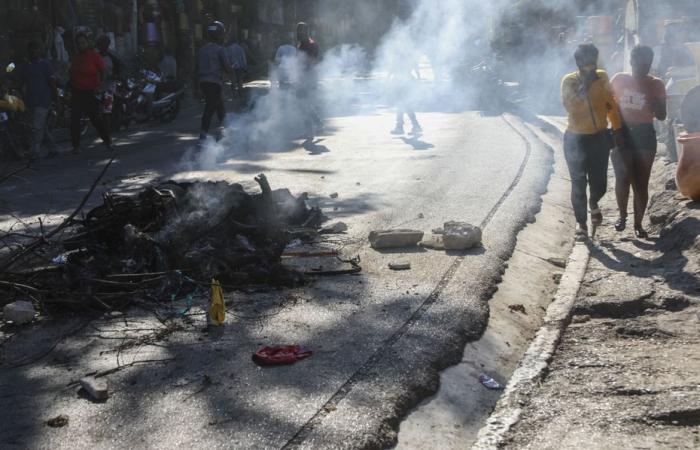 En Haití, en la comuna de Pétion-Ville, residentes y policías intentan repeler a las pandillas