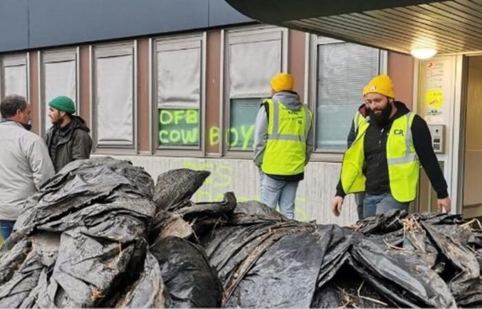 Una treintena de agricultores irrumpieron por la fuerza y ​​dañaron los locales de la Oficina Francesa de Biodiversidad en Guéret.