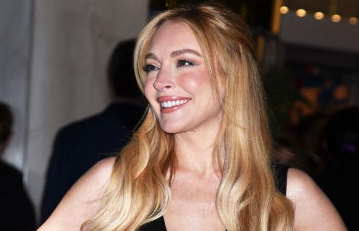 Lindsay Lohan (38 años) deslumbra con escote hasta el ombligo, deja al descubierto sus bragas con vestido transparente