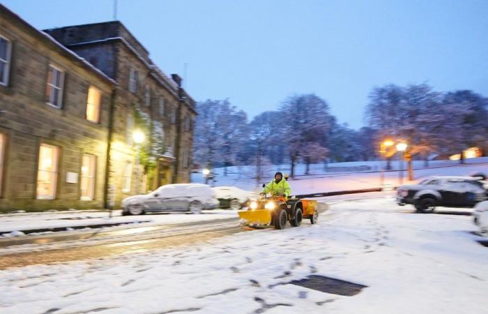 Las escuelas cierran y los británicos luchan contra capas de nieve mientras las temperaturas caen a -8 ° C y caen otras 8 pulgadas, lo que provoca una matanza en los viajes