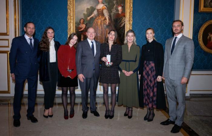 Charlotte Casiraghi condecorada por su madre, la princesa Carolina de Hannover