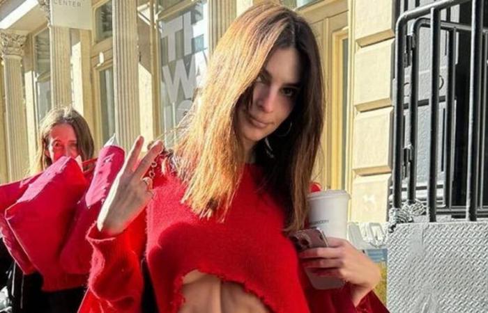 Siempre más extraño, el estómago bajo un suéter roto de Emily Ratajkowski