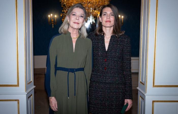 Charlotte Casiraghi condecorada por su madre, la princesa Carolina de Hannover