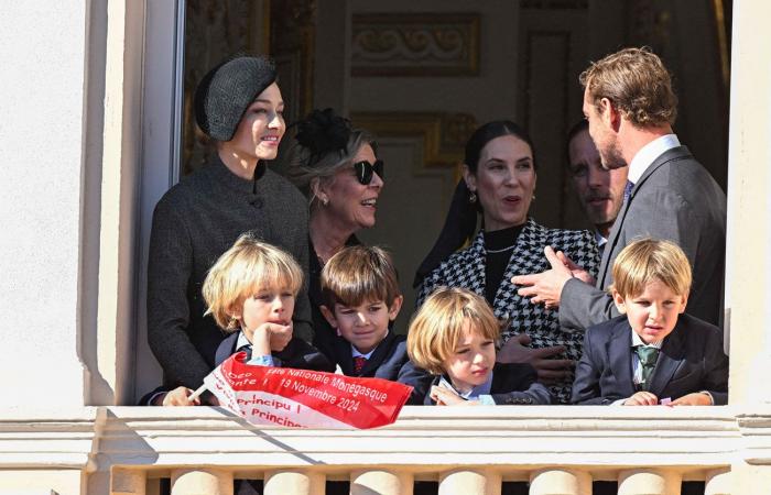 La princesa Carolina, feliz abuela con sus siete nietos en el balcón del palacio principesco