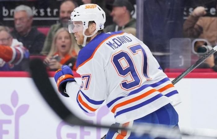 Connor McDavid y los Oilers actúan juntos