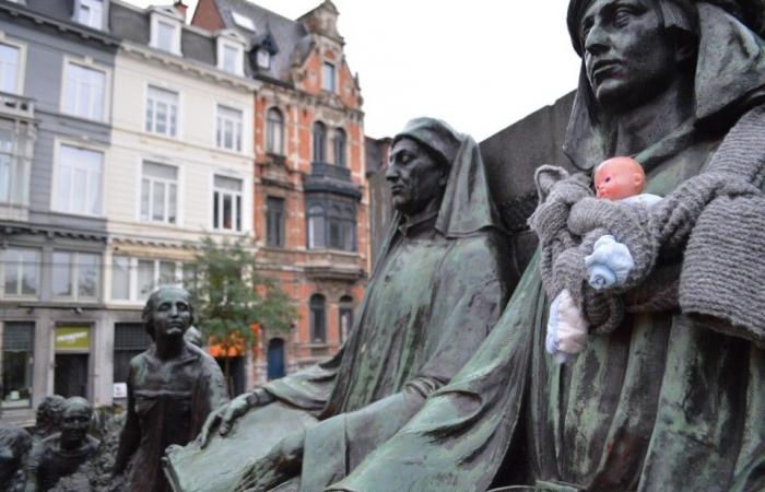 Así celebran el Día Internacional del Hombre en Gante: las estatuas reciben un portabebés (Gante)