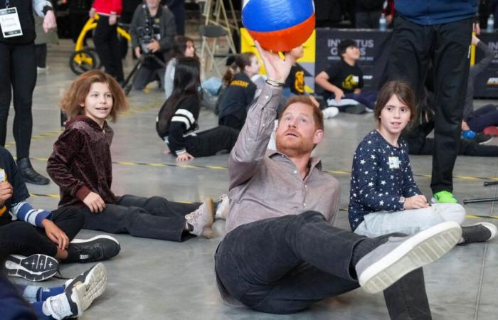 El príncipe Harry juega voleibol sentado en Canadá con estudiantes de primaria