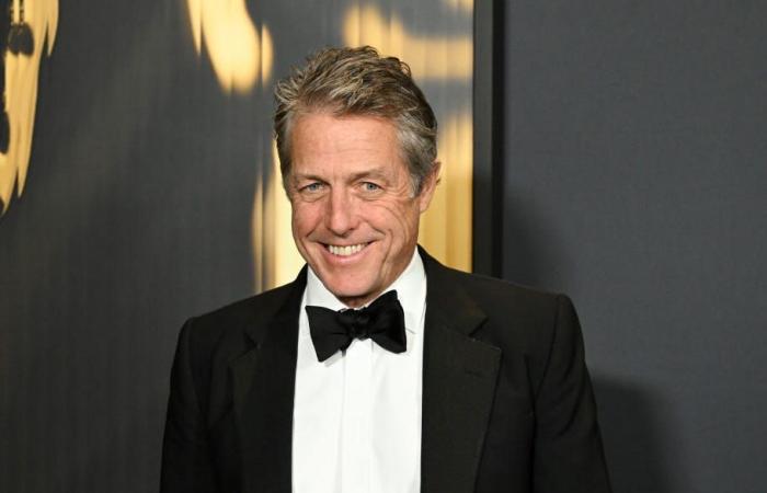 Hugh Grant, de 64 años, dice que sus cinco hijos eran “demasiado mayores en la vida”