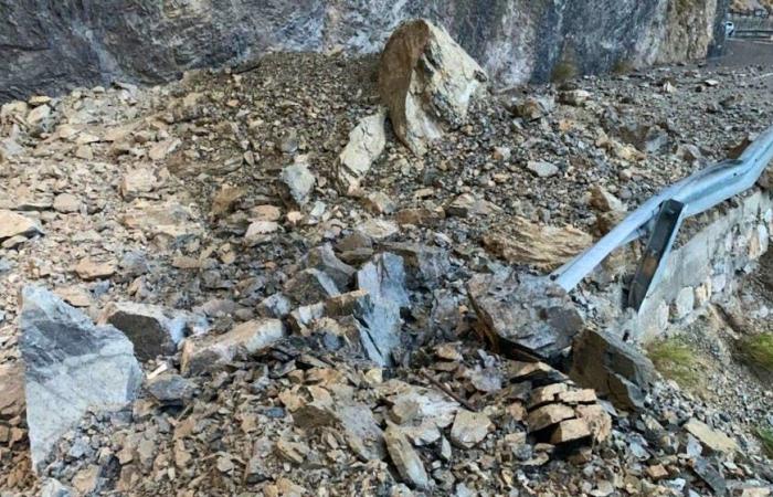 Se derrumba un trozo de acantilado en el Valais. El corte de la carretera Sierre – Zinal