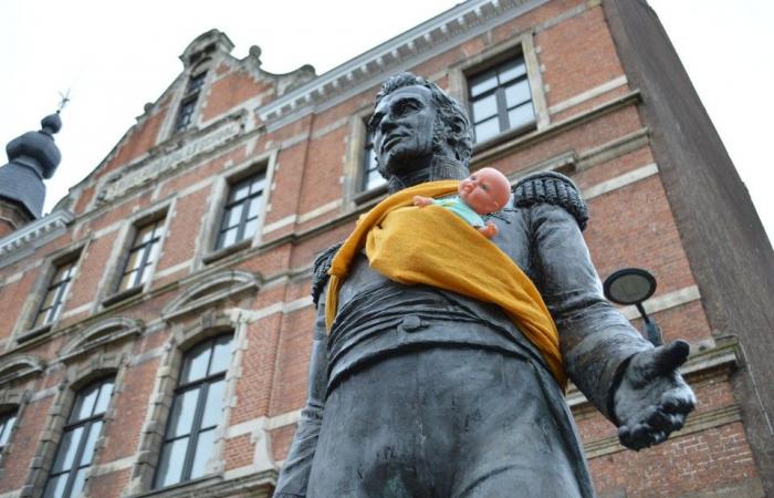 Así celebran el Día Internacional del Hombre en Gante: las estatuas reciben un portabebés (Gante)