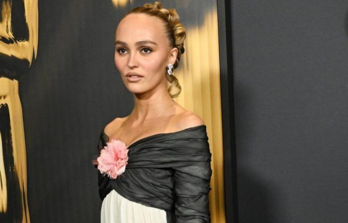 20 años después, Lily-Rose Depp luce el mismo vestido que su madre Vanessa Paradis en la alfombra roja