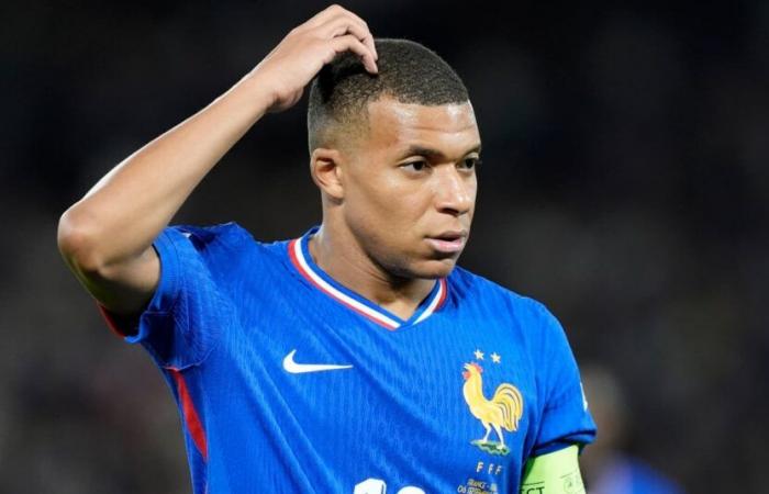 Un ex azul empuja a Mbappé: “¡Quítale el brazalete!”