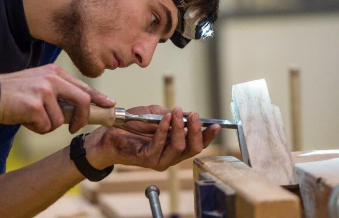 En Saint-Pol-de-Léon, el último fabricante de zuecos del Finistère conserva una tradición en desaparición