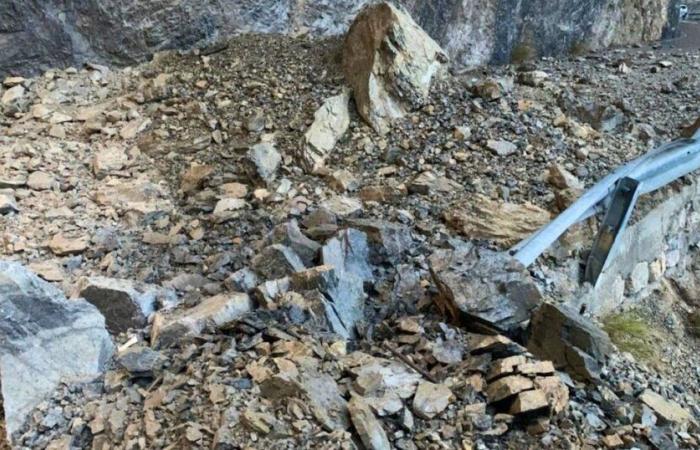 Se derrumba un trozo de acantilado en el Valais. El corte de la carretera Sierre – Zinal