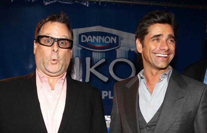 “Es insultante”, John Stamos finge afeitarse la cabeza en apoyo a Dave Coulier y genera gran escándalo