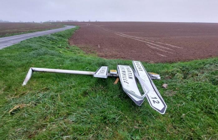 Letrero destruido, escombros en un campo… pero ¿qué pasó en esta carretera del Sena Marítimo?