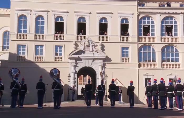 Jacques y Gabriella de Mónaco en el balcón con Alberto II y Charlene para asistir al desfile militar, incluida la Guardia Republicana