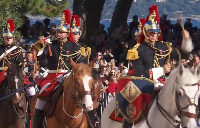 Jacques y Gabriella de Mónaco en el balcón con Alberto II y Charlene para asistir al desfile militar, incluida la Guardia Republicana